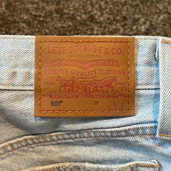 Levi’s High Waisted Denim Shorts - Picture 4 of 4